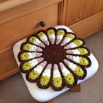 レトロでカラフルなお花円座　   bwog