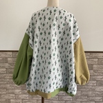 サボテン柄のぽわん袖カーデ　ジャガード　左右カラー　異素材