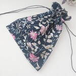 ボタニカル柄の巾着(ネイビー ピンク)