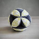 赤ちゃんから幼児まで使えるキッキングボール　(ミモザの花)　鈴入り