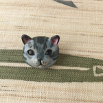 陶器 トラ猫のブローチ