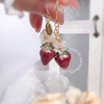 薔薇の蕾のイチゴちゃん🍓　ピアス/イヤリング　no.1480