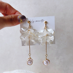 【L113】ホワイトフラワー　花びらパール　ブライダルピアス花嫁　お呼ばれ結婚式 パールアクセサリー　ウェディング イヤリング　大ぶり　おおぶり　痛くない　揺れる　真鍮　前撮り