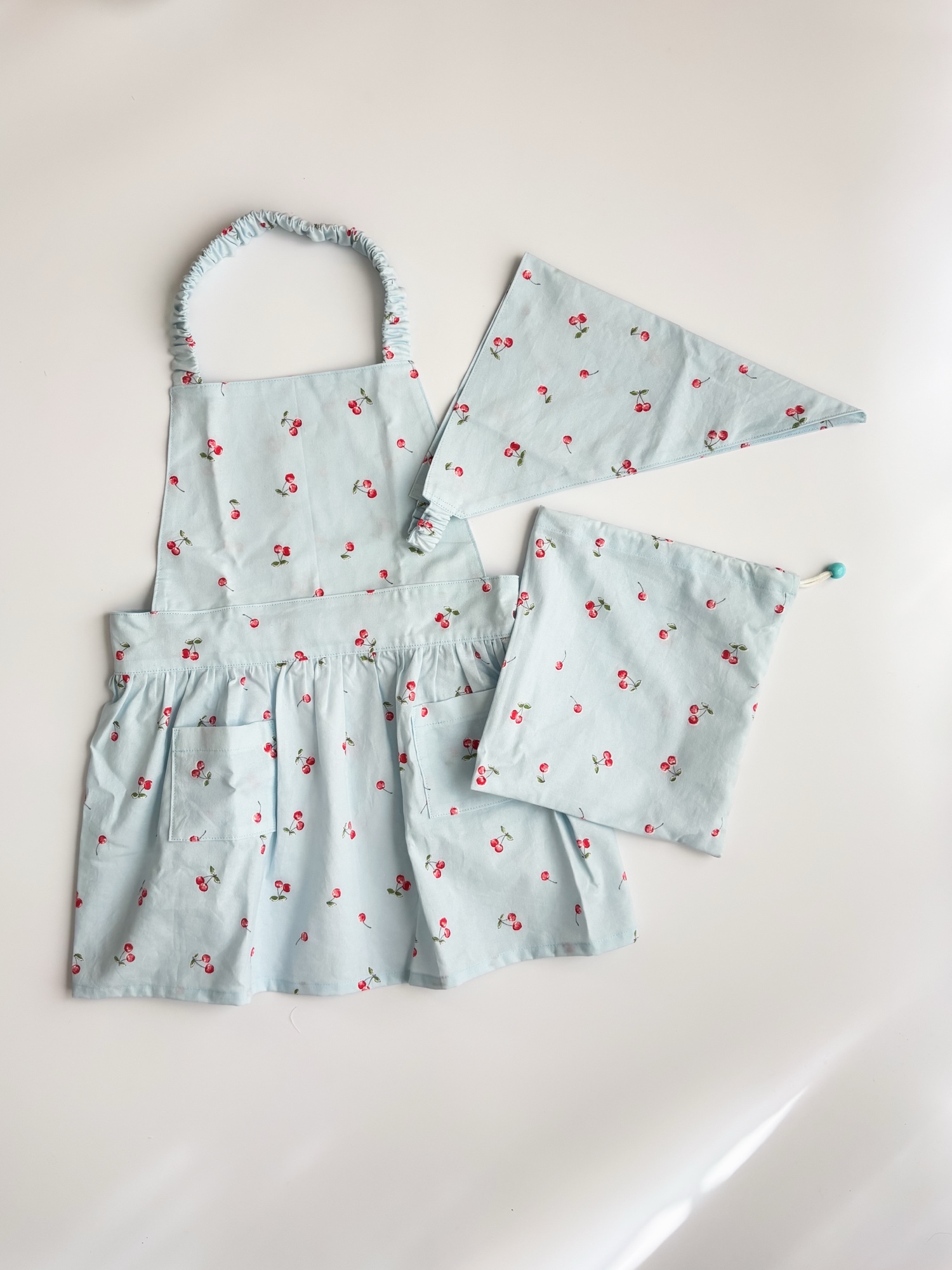 サクランボ柄　スモック　三角巾　ハンドメイド その他のフリマアイテム一覧 サクランボ柄 スモック 三角巾 ハンドメイド