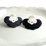 293◇frill.ブラック.刺繍ピアス/イヤリング
