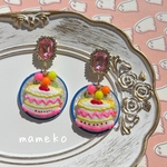 台湾vintage ポップケーキチャーム ピンクビジューピアス♦️ キッチュ 昭和レトロ カラフル 大ぶり ピンク ゆめかわ 個性的 古着 vintage レトロポップ ビジュー ケーキ