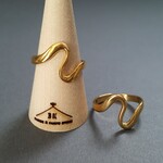 [1pcs] オール ステンレス デザインリング ウェーブ ライン ゴールド 24KGPイオンメッキ サージカルステンレス  金属アレルギー対応