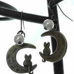 ワンコインシリーズ　月　ねこ　ピアス