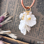 フラワータッセル 花びらチャーム パールホワイト 2個【ハンドメイド加工パーツ a5250】