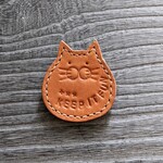 ヌメ革のダルマ猫ブローチ/キャメル