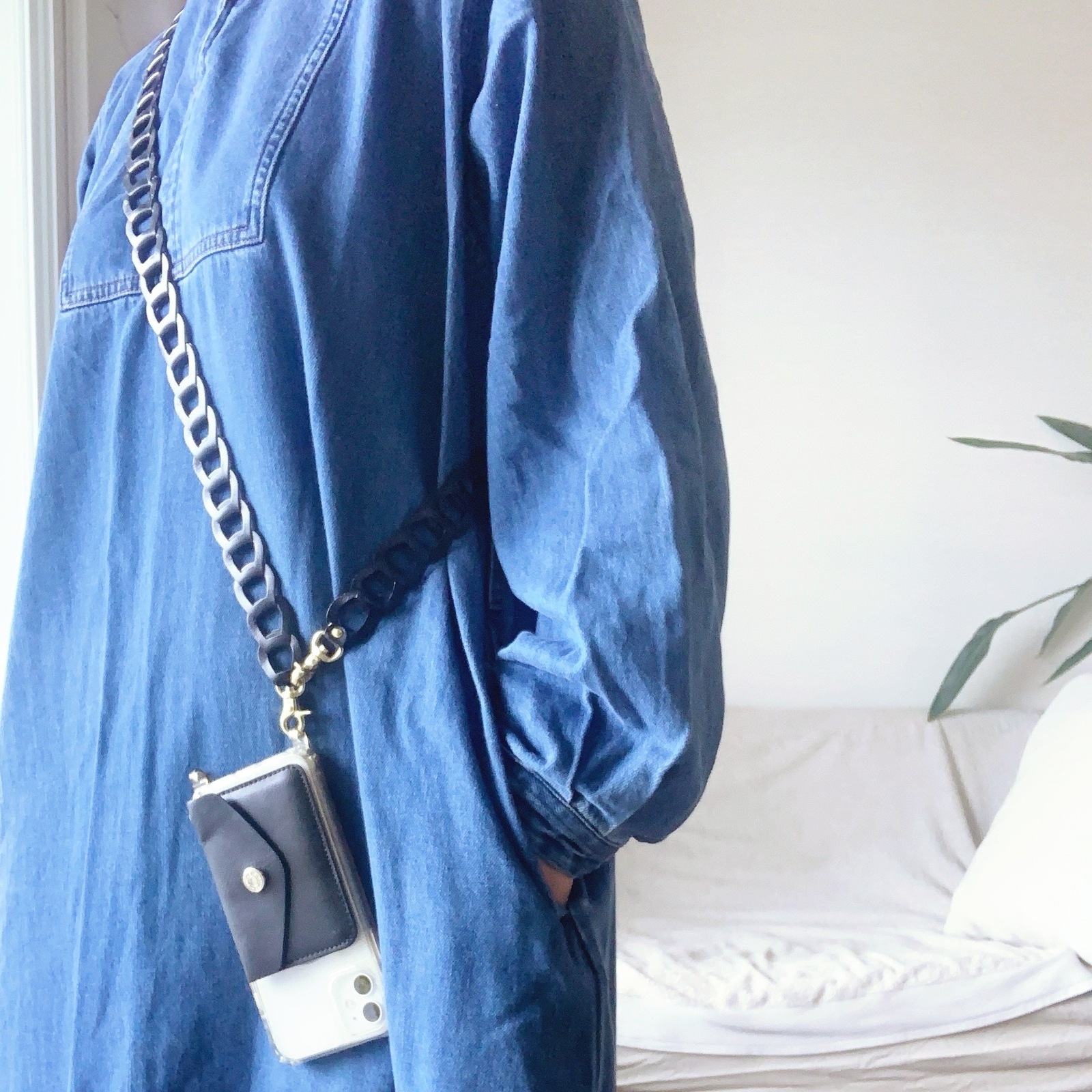 Leather pieces スマホショルダーストラップ(ブラック)