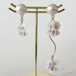 キラキラ輝くスミレの砂糖漬けの耳飾り（ホワイト）