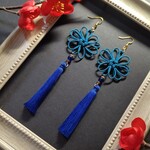 【和風】八重菊結びとタッセルのピアス（青）【チャイナ風】