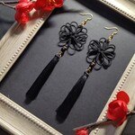 八重菊結びとタッセルのピアス(イヤリング)（黒）【チャイナ】【中華風】【和ゴスロリ】【卒業式】【着物】【袴】【成人式】【浴衣】【和風】
