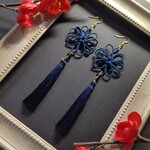 【和風】八重菊結びとタッセルのピアス（紺）【チャイナ風】