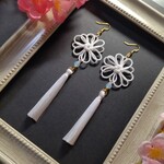 【和風】八重菊結びとタッセルのピアス（白）【チャイナ風】