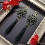 【和風】八重菊結びとタッセルのピアス（深緑）【チャイナ風】