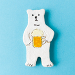 ビールを持つシロクマのブローチ(オーブン粘土・陶土)