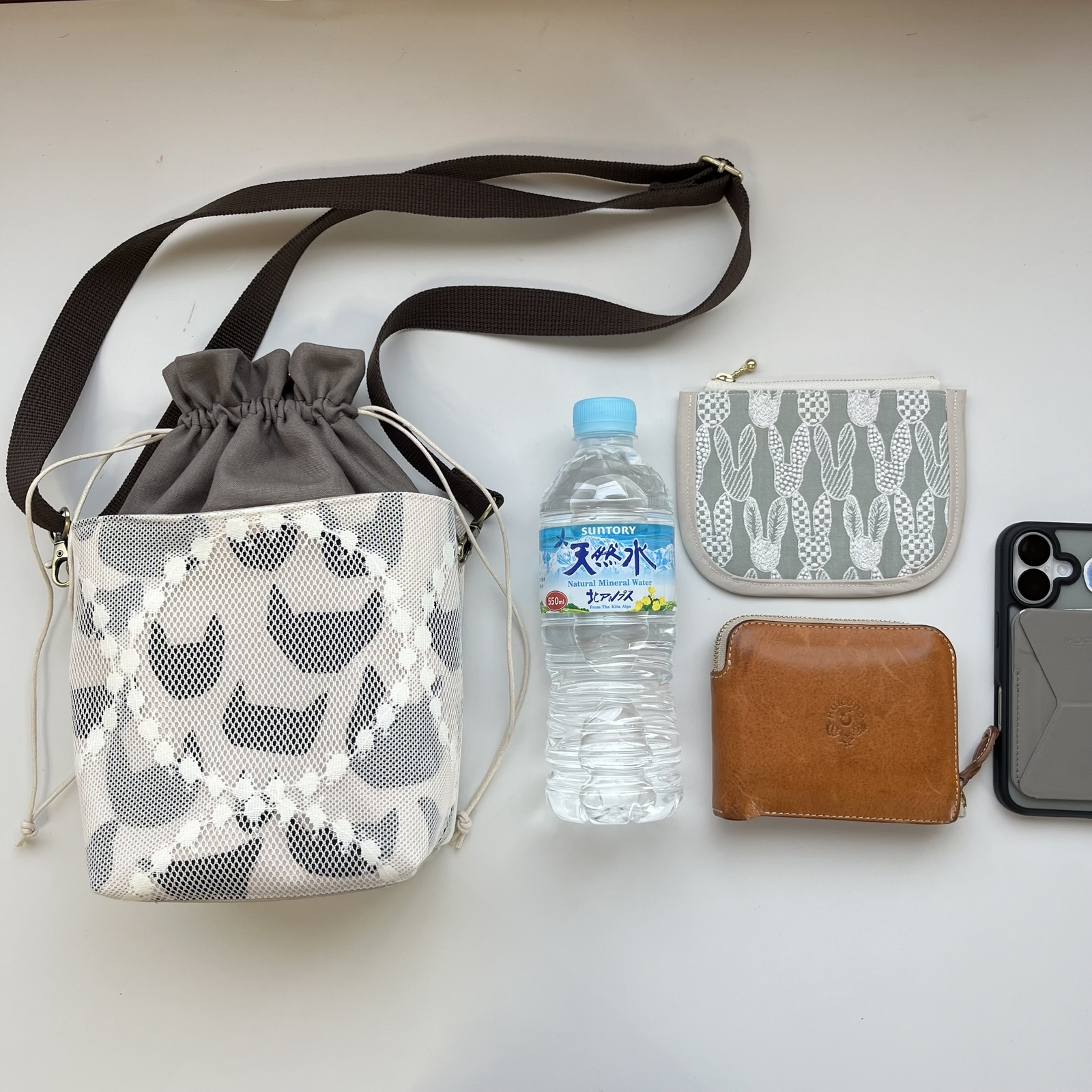 ミナペルホネン タンバリン ベージュ ポケット巾着ショルダーバッグ