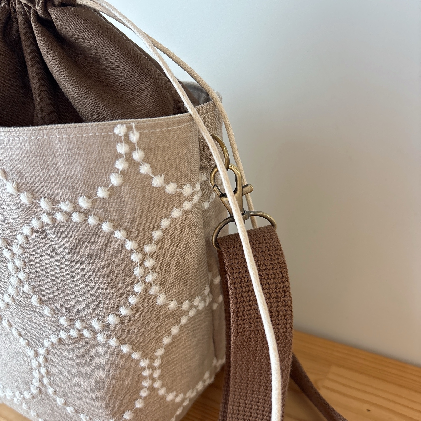 ミナペルホネン タンバリン ベージュ ポケット巾着ショルダーバッグ