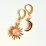 きらめく太陽と月のフープピアス　レッドのラメ