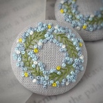 ネモフィラ色のリース刺繍ブローチ 春 ブルー みずいろ プレゼント 入学 式 オケージョン 母の日 サムシングブルー サムシングニュー