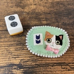 にゃんピンの手刺繍ブローチ／三毛猫