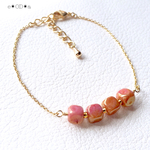レンガ色のキューブビーズと繊細チェーンのブレスレット（テラコッタ・ゴールド）