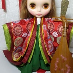ブライスさんの十二単(袿姿)紅い金襴菊丸紋