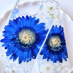 神秘の青いガーベラ押し花スマホケース