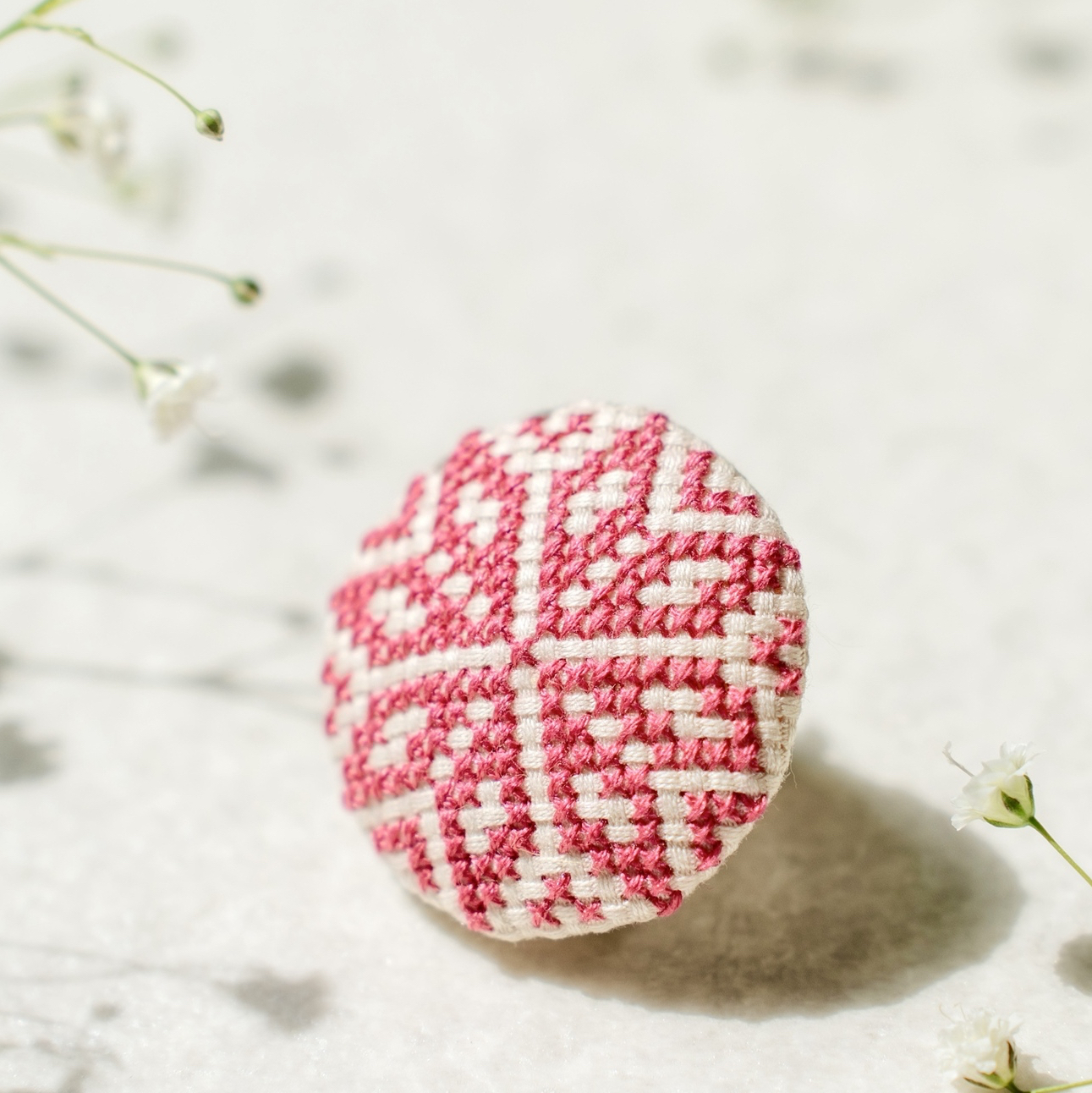 満開のミモザ 刺繍ブローチ ヘアゴム可 くるみボタン - 塩じゃけ