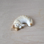ゴロンとした猫の置物・箸置き〈茶トラ〉