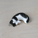 ゴロンとした猫の置物・箸置き〈濃グレーハチワレ〉