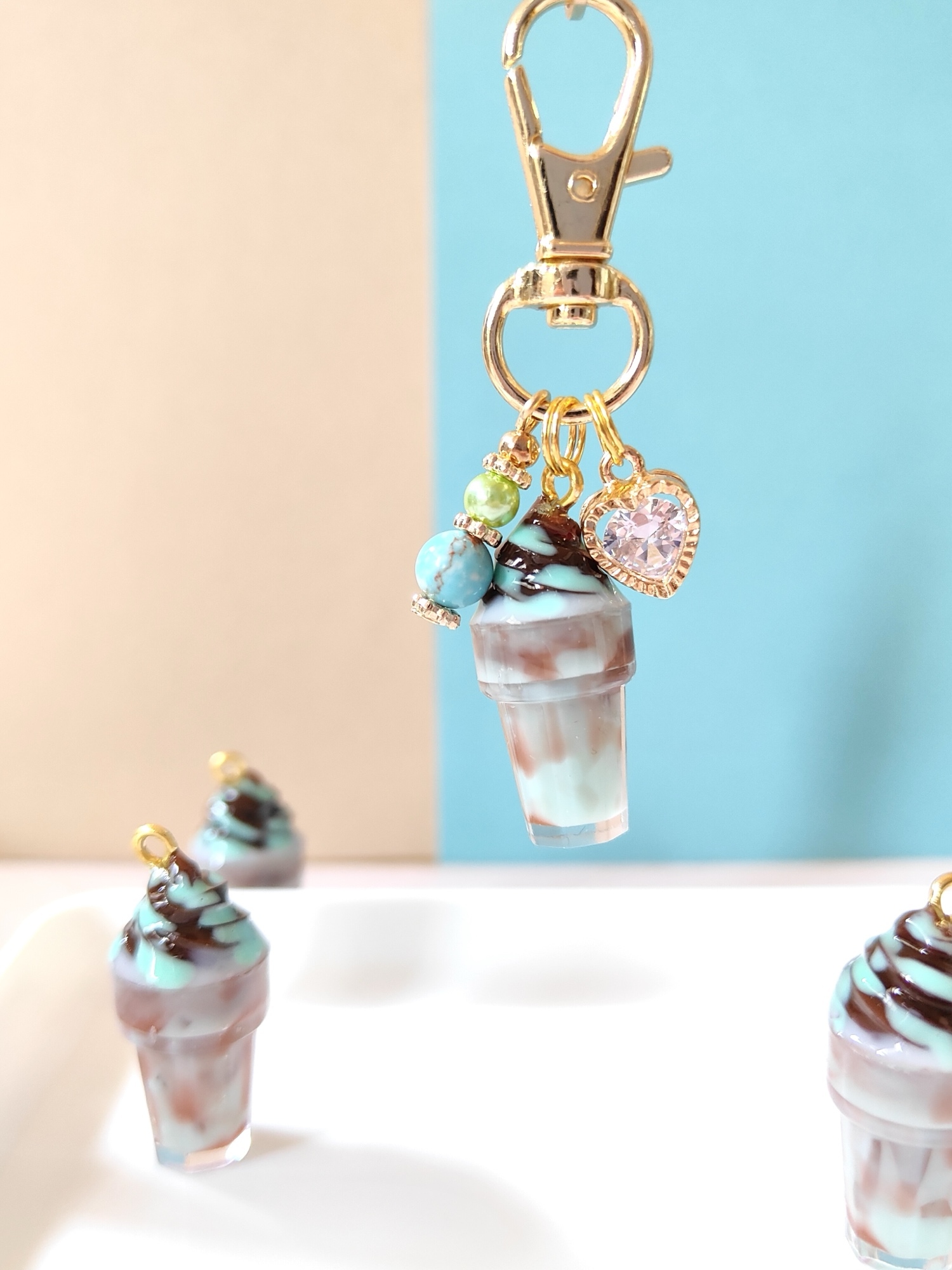 チョコ多め！チョコミントドリンクソフトクリームキーホルダー レジン