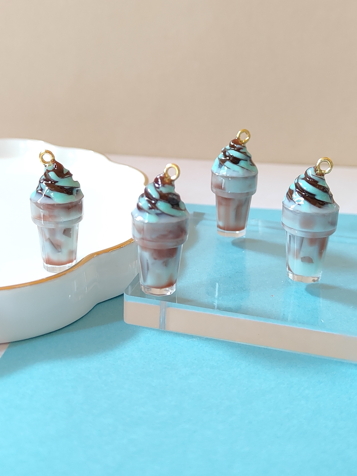 チョコ多め！チョコミントドリンクソフトクリームキーホルダー レジン