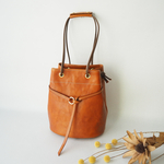 《本革》斜めがけもできる＊軽くて大人の２wayきんちゃくバッグ（赤茶色）