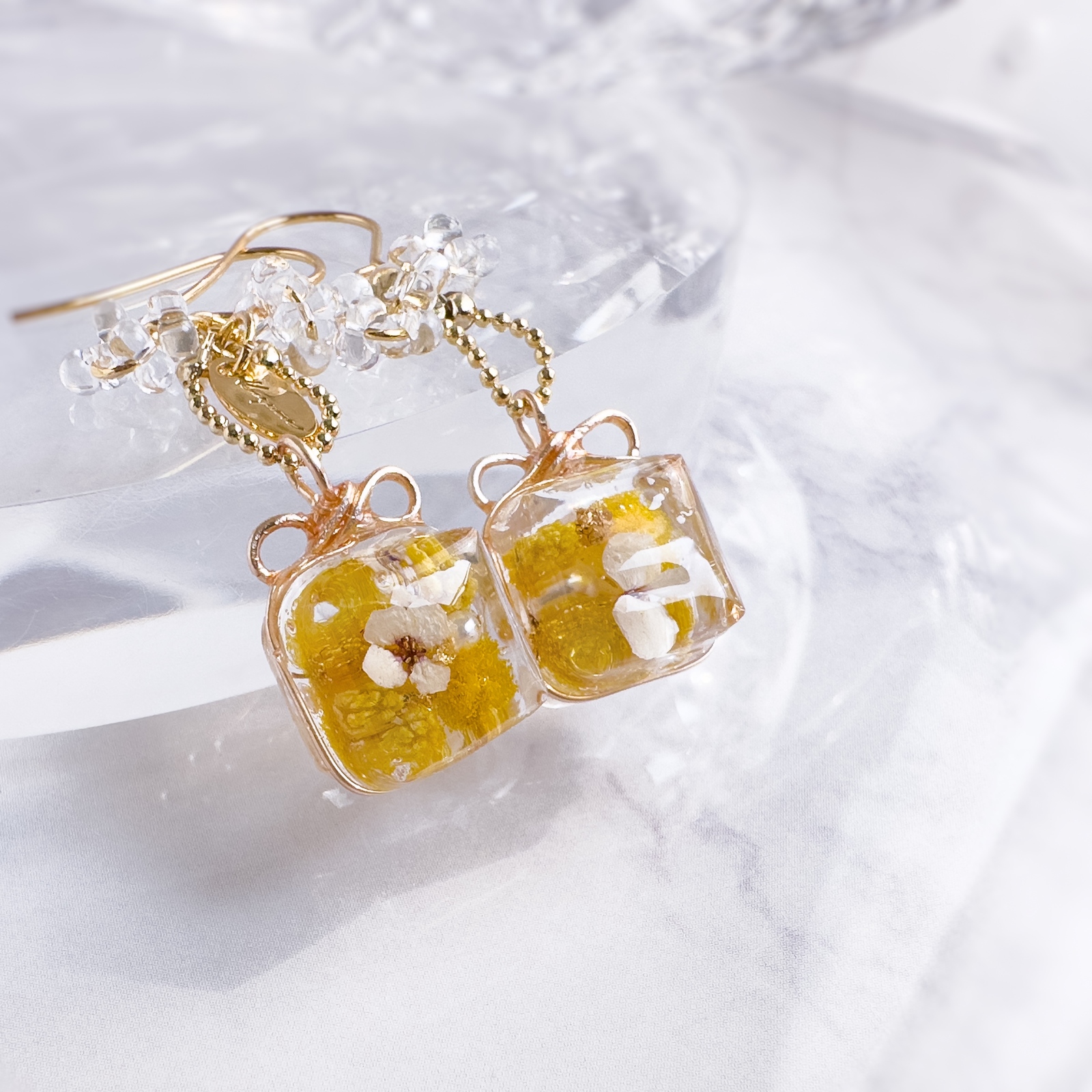宝石質クリスタルドロップとホワイトシェルフラワーのピアス 宝石質クリスタルドロップとホワイトシェルフラワーのピアス