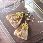 エポ付フラワーチャームとインド刺繍リボンタッセルのボタニカルピアス♪/ ベージュ / 小花 / サージカルステンレス 