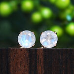 レインボームーンストーンの8ｍｍオーバルヴェルメイユスタッドピアス　～Celestina