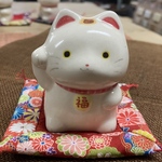 福を呼ぶ招き猫　座布団付き 1　Japanese lucky cat