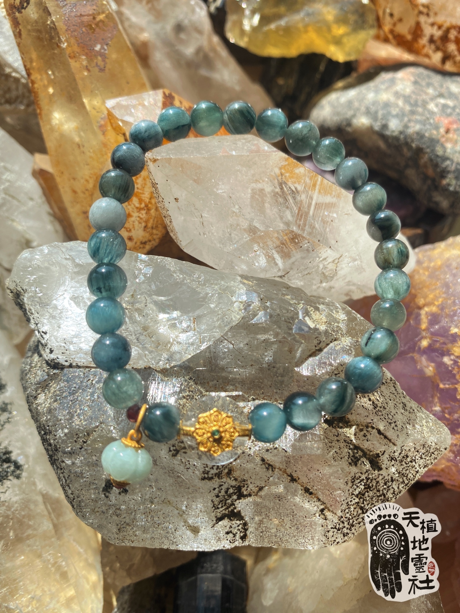 【一点物】青兎毛水晶 | 静かなる深海、響き合う宇宙 一点物】青兎毛水晶 | 静かなる深海、響き合う宇宙 【公式通販】