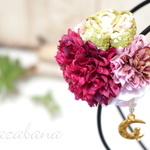 【 簡単クリップタイプ！ 】 発表会にオススメ♪　キャットチャーム付き つまみ細工のヘアアクセサリー ＜ワイン＆アンティークピンク＞