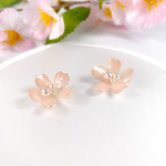 ピンクベージュ　桜　ピアス　(イヤリング)