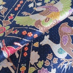 🐇紺色 鹿に鳥模様 正絹 丹後ちりめん No.1【90cm×17cm】 仕付け糸付き着物の解き おくみ部分 和布 生地 はぎれ リメイク素材 silk100%