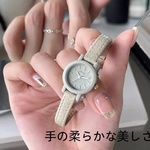 キュートでコンパクトな腕時計女子中高生女子小人数2025年新型シンプルドーパミン女子小文字盤