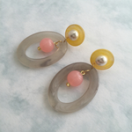 パール付きボタン×グレーのフープピアス