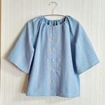 【初夏に爽やか】水色ギャザーブラウス七分袖　ボタンが可愛い　袖口ゆったり　風通し良好　普段着にもプレゼントにも！