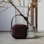 NUME-ボルドー・キューブポシェット◎２WAY機能・内装キーホルダー付き：ポケット機能充実しています。