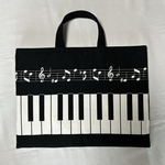 レッスンバッグ ピアノ鍵盤&五線譜柄 シンプル 白黒 モノトーン 音楽絵本バック