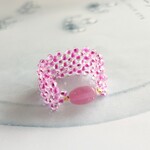 桜貝の艶硝子とヴィンテージビーズのワイドリング